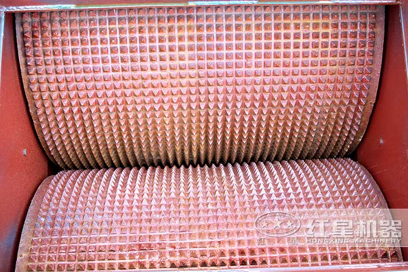 對(duì)輥破碎機(jī)輥皮耐用，幾乎沒(méi)有易損件