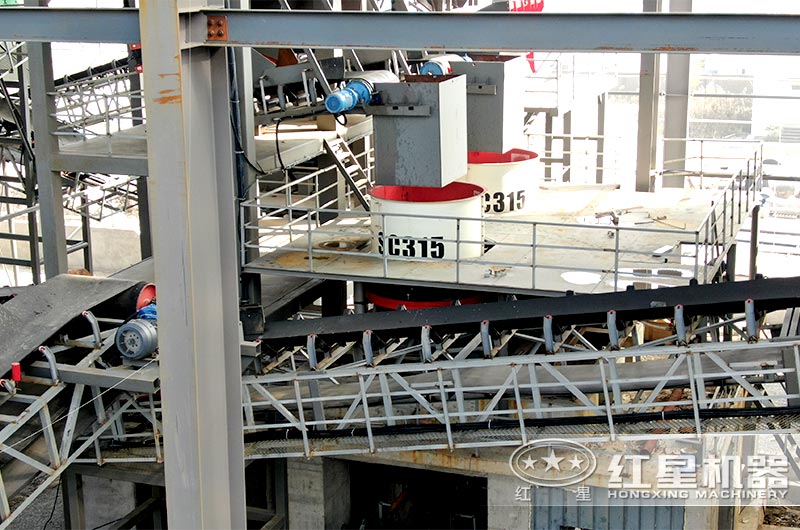 江蘇客戶大型砂石現(xiàn)場圓錐破碎機(jī) 江蘇客戶大型砂石現(xiàn)場圓錐破碎機(jī)