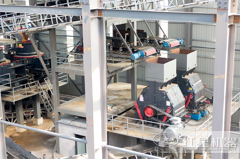 江蘇客戶大型砂石現(xiàn)場反擊式破碎機(jī) 江蘇客戶大型砂石現(xiàn)場反擊式破碎機(jī)