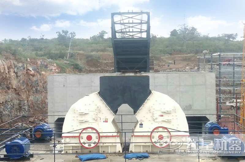 兩臺PCZ1720破碎機現(xiàn)場 兩臺PCZ1720破碎機現(xiàn)場