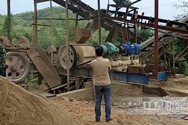 對輥制砂機現場 對輥制砂機現場