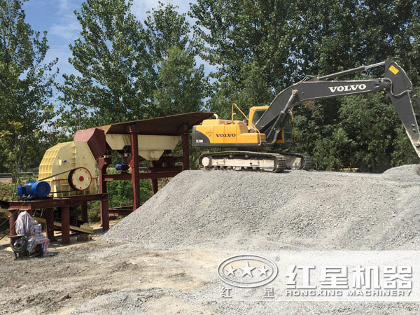 錘式破碎機現場作業(yè)