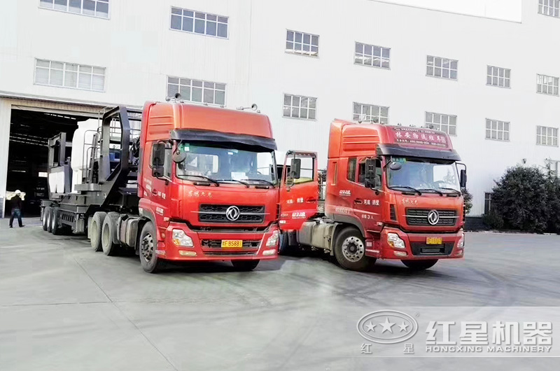 兩臺可移動(dòng)的小型碎石機(jī)出發(fā)用戶現(xiàn)場